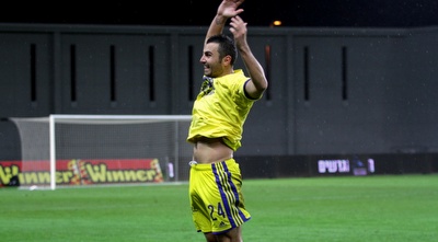 מיטרוביץ´ חוגג (יניב גונן) מיטרוביץ´ חוגג (יניב גונן)