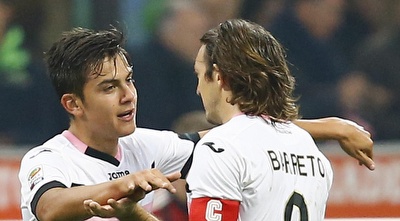 דיבלה חוגג עם בארטו. הירידה לסירה ב&acute; עשתה לו טוב  (רויטרס)