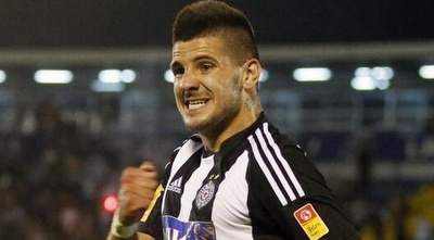 מטירוביץ חוגג במדי פרטיזן. יהלום סרבי