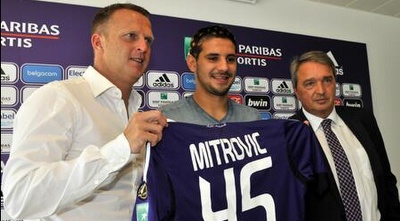 מיטרוביץ&acute; מוצג באנדרלכט. בענקית הבלגית שברו קופת חיסכון עבורו