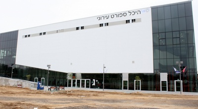 הכניסה לאולם (חגי ניזרי) הכניסה לאולם (חגי ניזרי)