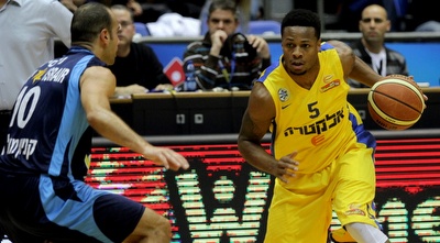 היינס מתחיל התקפה מול ניסים (יניב גונן)