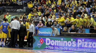 הקהל מועדד את מכבי בפסק הזמן (יניב גונן)