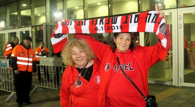 אוהדי הפועל ת&qout;א בכניסה לדרייב אין (רדאד ג´בארה)