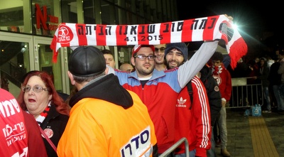 אוהדי הפועל ת&qout;א בכניסה לדרייב אין (רדאד ג´בארה)