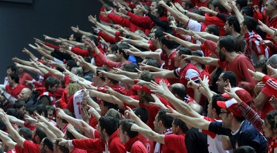 אוהדי הפועל ת&qout;א מתחממים (חגי ניזרי)