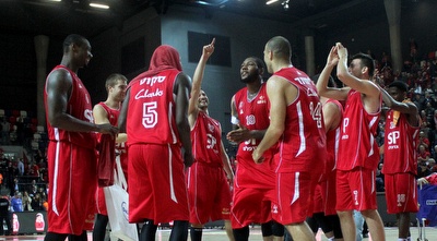 שחקני הפועל ת&qout;א חוגגים (רדאד ג´בארה)