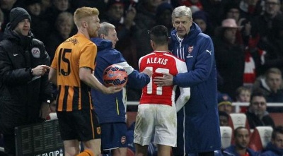 ארסן וגנר ואלכסיס סאנצ´ס מתחבקים עם ירידת הצ´יליאני לספסל