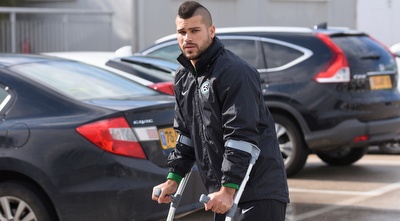 קובי מויאל על קביים. ייחסר לחיפה בחודשים הקרובים (נעם מורנו)