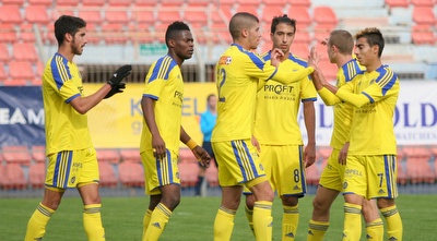 שחקני מכבי ת&qout;א חוגגים (משה חרמון)