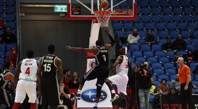 וויין צ´יזם וג´וזף ג´ונס (יונתן זינדל) (מערכת ONE) וויין צ´יזם וג´וזף ג´ונס (יונתן זינדל) (מערכת ONE)