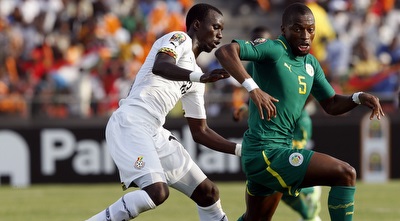 ראביו ודיופ נאבקים על הכדור (רויטרס)