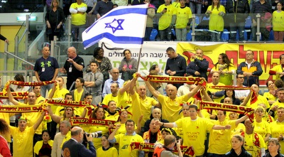 אוהדי מ.ס. אשדוד. אולם הקרייה מלא לחלוטין (משה חרמון) אוהדי מ.ס. אשדוד. אולם הקרייה מלא לחלוטין (משה חרמון)