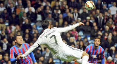 רונאלדו מנסה בעיטת מספרת (טוויטר) רונאלדו מנסה בעיטת מספרת (טוויטר)