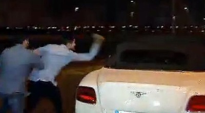 האוהד תוקף את בייל. בריאל פעלו במהרה נגדו