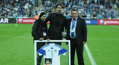 אוואט ואימו בטקס עם עיני (עמרי שטיין)