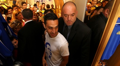 ערן זהבי בביקור בחנות האוהדים (רדאד ג&acute;בארה)