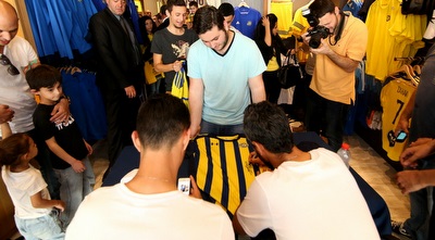 יצחקי וזהבי חותמים לאוהדים (רדאד ג&acute;בארה)