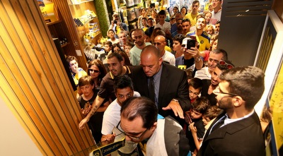 ברק יצחקי עם אוהדי מכבי ת&qout;א בחנות (רדאד ג&acute;בארה)