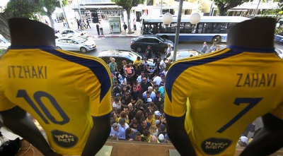 החולצות של ברק יצחקי וערן זהבי בחנות (רדאד ג&acute;בארה)