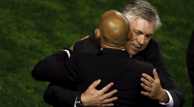 קרלו אנצ&acute;לוטי מחבק את פאקו חמס לפני תחילת המשחק (רויטרס)