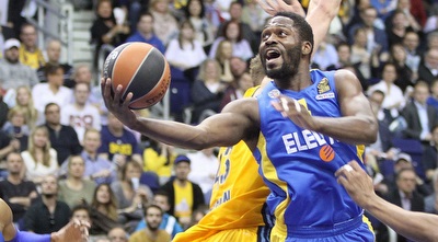 ג&acute;רמי פארגו מחויך מתחת לסל. לא יהיה קל למכבי (GettyImages)