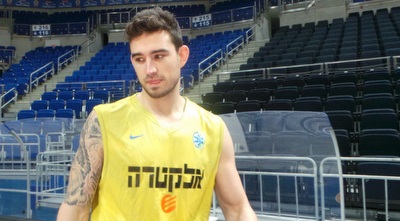 ג&acute;ו אלכסנדר. בגיל 28 מצא שורשים יהודיים