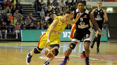 שי דורון בורחת לג&acute;ונס (יניב גונן)