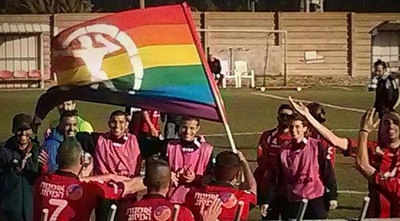 שחקני קטמון עם דגל הגאווה (דף הפייסבוק הרשמי) שחקני קטמון עם דגל הגאווה (דף הפייסבוק הרשמי)