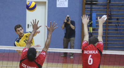 בן גל מנחית, דוס סנטוס חוסם (עמית מצפה)