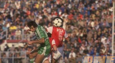 יוסי זאנה וזאהי ארמלי במאבק על הכדור במשחק ההכרעה (ONE)