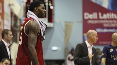 דונטה סמית&acute; עצבני. 27 נקודות שלו לא הספיקו (איתי כהן)