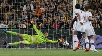 מנואל נוייר לא מצליח לעצור את הכדור של מסי (רויטרס)