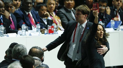 מפגינה פרו-פלסטינית בקונגרס פיפ&qout;א (רויטרס) מפגינה פרו-פלסטינית בקונגרס פיפ&qout;א (רויטרס)