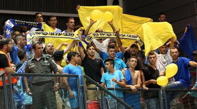 אוהדי קריית גת. בעונה הבאה הם בליגת העל (רדאד ג´בארה) אוהדי קריית גת. בעונה הבאה הם בליגת העל (רדאד ג´בארה)