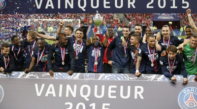 שחקני פ.ס.ז&acute; מניפים את הגביע (רויטרס)