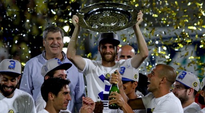 שרן ייני מניף את צלחת האליפות (יניב גונן)