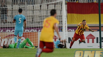 פבריציו מיקולי חוגג אחרי שער היתרון  (רויטרס)