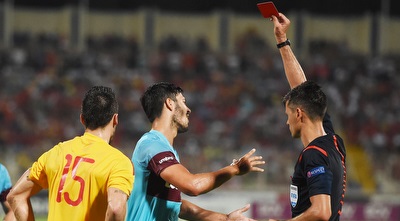 ג´יימס תומפקינס. השאיר את חבריו ב-10 שחקנים (רויטרס) 