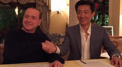 בי טאצ&acute;אובול חותם עם סילביו ברלוסקוני (אינסטגרם)