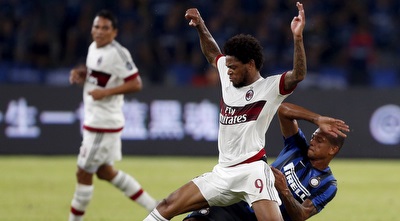 לואיז אדריאנו עם הכדור, קרלוס באקה ברקע (רויטרס)