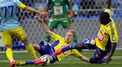 מלחמה על הכדור בין שחקני הלסינקי ואסטנה (GettyImages)