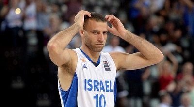 רביב לימונד תופס את הראש (FIBA)