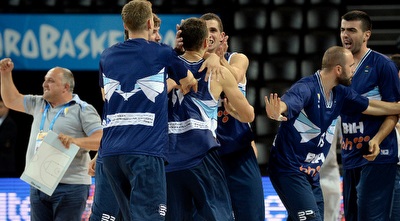 נבחרת בוסניה חוגגת (FIBA)