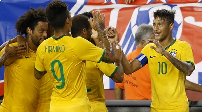 ניימאר חוגג עם חבריו בברזיל (רויטרס) ניימאר חוגג עם חבריו בברזיל (רויטרס)