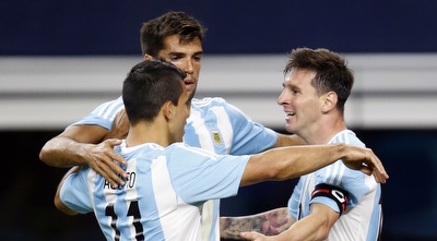 מסי חוגג עם אגוארו (רויטרס) מסי חוגג עם אגוארו (רויטרס)