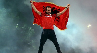 אוהד אלבניה חוגג עלייה ליורו (רויטרס)