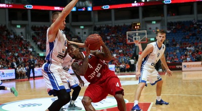 רולנד עם הכדור (אורן בן חקון)