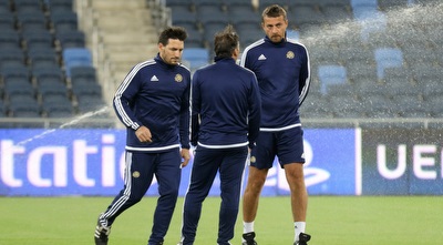 יוקאנוביץ´ וצוות האימון. ינסו לעצור את שחקני פורטו (רדאד ג´בארה) יוקאנוביץ´ וצוות האימון. ינסו לעצור את שחקני פורטו (רדאד ג´בארה)