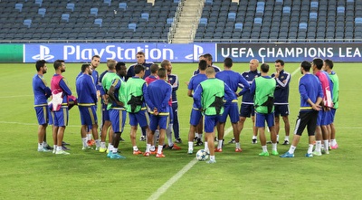 שחקני מכבי ת&qout;א באימון. ינסו להשיג שער ראשון במפעל (רדאד ג´בארה) שחקני מכבי ת&qout;א באימון. ינסו להשיג שער ראשון במפעל (רדאד ג´בארה)